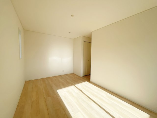 新築戸建・新築建売　いわき市小名浜南富岡第1　小名浜西小・小名浜第一中の洋室|光と風をしっかり取り込める2面採光の洋室！心地よい暮らしを実現できます！