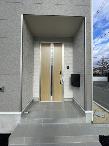 新築戸建・新築建売　いわき市小名浜南富岡第1　小名浜西小・小名浜第一中の玄関|奥行きがあるので雨が降っても開閉に心配ありません！