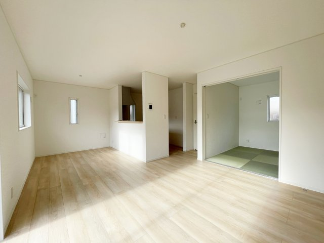 新築戸建・新築建売　いわき市小名浜南富岡第1　小名浜西小・小名浜第一中の居間・リビング|ホワイトを基調とした明るく開放的なLDKです！