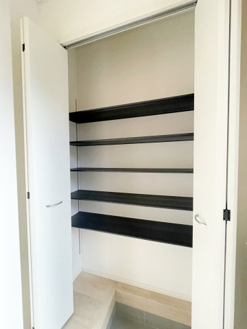 新築戸建・新築建売　いわき市小名浜南富岡第1　小名浜西小・小名浜第一中の収納|可動棚付きなので物の大きさによって高さを変えられるので便利！