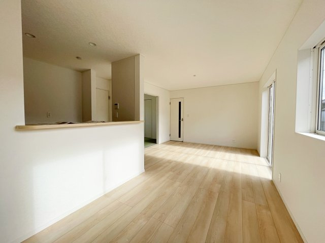 新築戸建・新築建売　いわき市小名浜南富岡第1　小名浜西小・小名浜第一中の居間・リビング|ダイニングには大きな窓があり明るい陽射しが差し込む開放的で心地よい空間です！