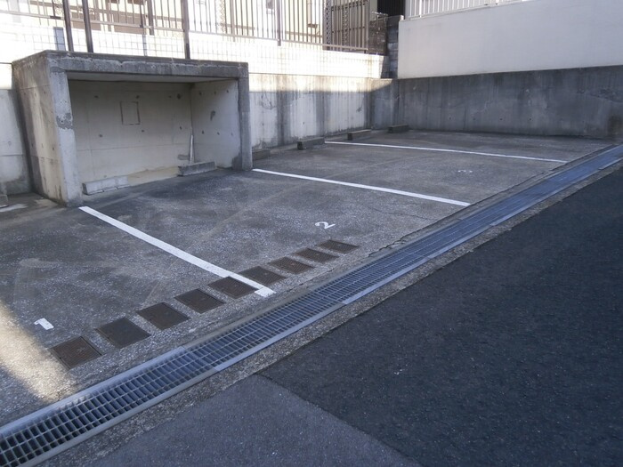 メゾンドアヴニール名谷の駐車場