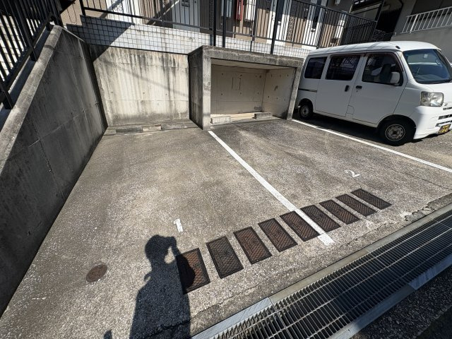 メゾンドアヴニール名谷の駐車場