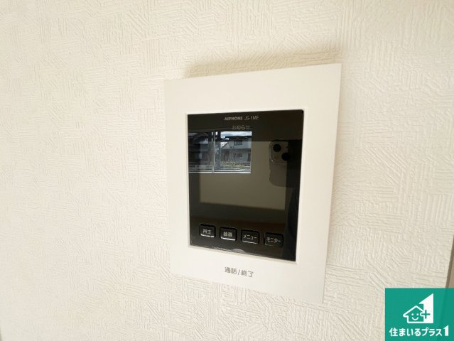 甲賀市甲南町葛木　第1期　新築一戸建ての防犯設備|カラーモニターインターホン！声だけでなく来訪者の姿や顔がモニターで確認できるので、小さなお子様がいらっしゃるご家庭でも安心できます！
