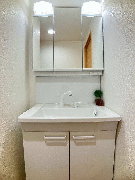 グラン・コート山越の独立洗面台|鏡の前に立つのが毎日楽しみになるような空間です。