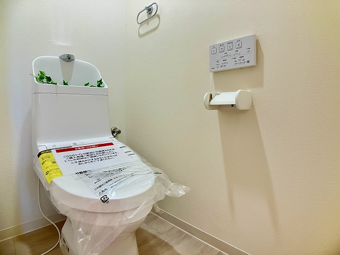 グラン・コート山越　803のトイレ|毎日使う場所だからこそ、清潔感と使いやすさを大切に。シンプルで整えられた空間は、お手入れも楽々でいつも気持ちよく使えます。家族みんなが安心して使える、清々しい空気が流れる空間になっています。