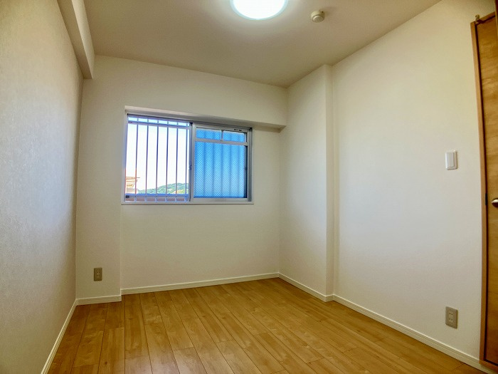 グラン・コート山越の洋室|静かな最上階の居室は、自分だけの時間をゆったり過ごすのに最適です。明るい光が差し込み、朝は自然な目覚めを迎えられます。1日の始まりを爽やかに感じられ、心身ともに健やかに過ごせる個室です。