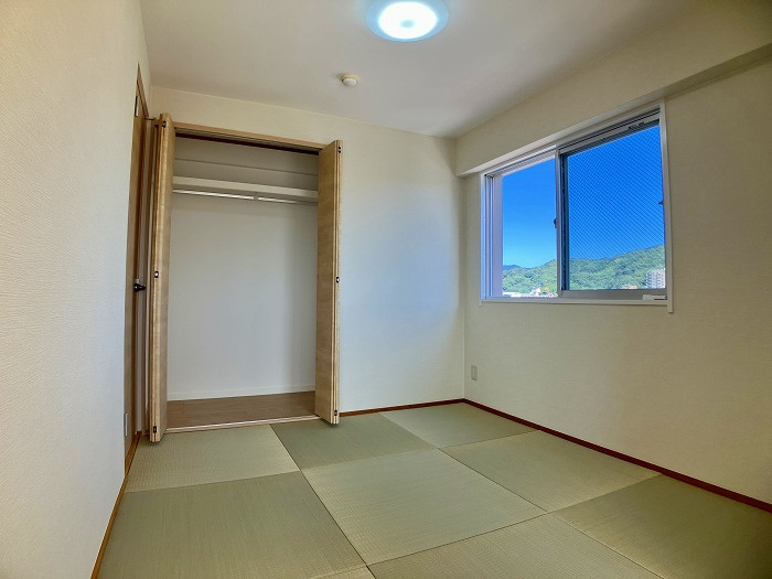 グラン・コート山越　803の和室|ライフスタイルに合わせて、子供部屋や趣味の部屋として柔軟に活用できます。収納もしっかり備わっているため、お部屋をいつでもスッキリ保てます。自分たちらしい工夫で、愛着の持てる空間に整えられます。