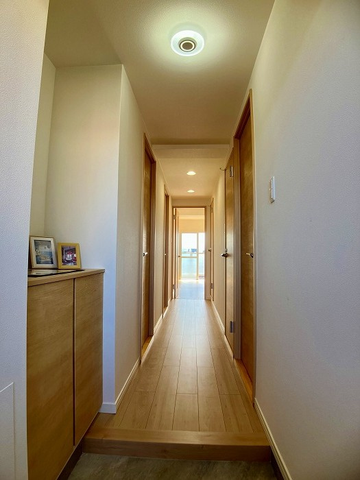 グラン・コート山越の玄関|明るく迎え入れてくれる玄関は、住まいの顔としていつも綺麗に保てます。段差の少ない設計で、毎日のお出かけも帰宅もスムーズ。ドアを開けた瞬間に広がる温かな雰囲気が、家族の安心を優しく包み込みます。