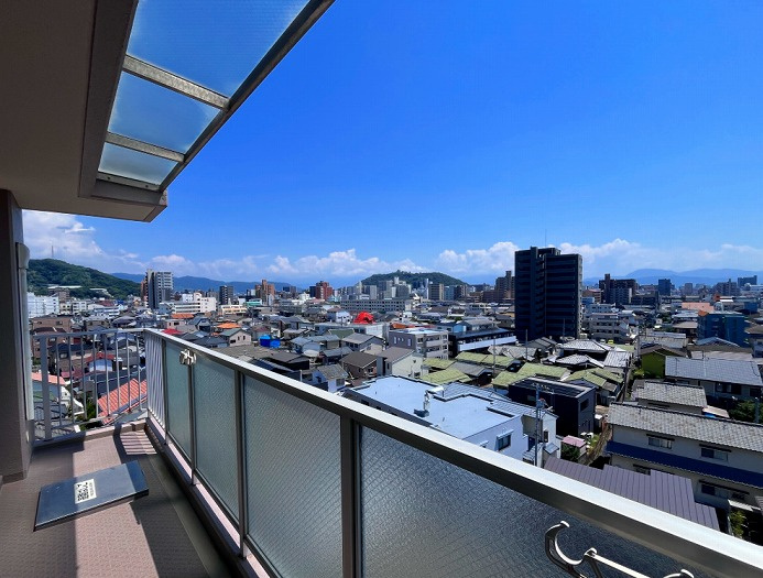 グラン・コート山越　803の展望|8階最上階からの眺望を楽しめるバルコニーです。南向きで陽当たりが良いので、お洗濯物もふかふかに乾きます。椅子を置いて、広がる空を眺めながらホッと一息つくサンセットタイムも素敵ですね。