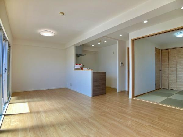 グラン・コート山越の居間・リビング|和室と繋げればさらに開放感が増し、家族みんなが思い思いの場所で寛げる、一番のお気に入りスポットになること間違いなしです。