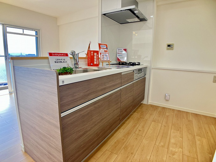 グラン・コート山越のキッチン|清潔感のあるシステムキッチンでお料理もスムーズ。収納も充実しており、調理器具もスッキリ片付きます。毎日の献立作りが楽しくなり、美味しい香りに包まれる温かな食卓の光景が目に浮かびます。