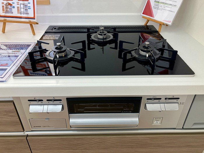 グラン・コート山越の駐車場|３口コンロなのでお料理もはかどります！