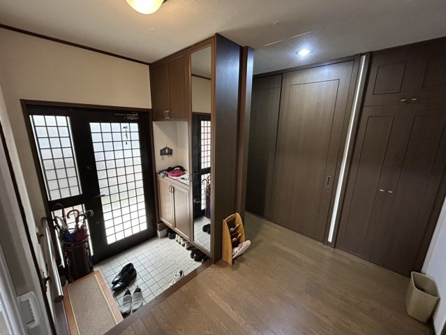 安佐北区亀山南3丁目　土地建物の玄関|採光の取れる玄関ドアで明るさを感じられる玄関スペースです。シューズボックスが備わっており靴の収納も確