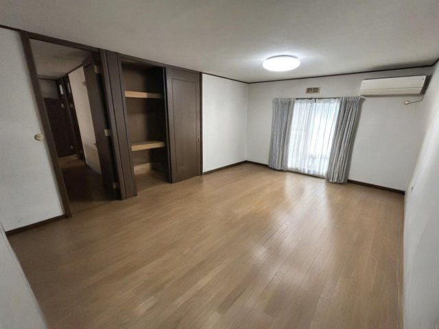 安佐北区亀山南3丁目　土地建物の洋室|約14帖の広々とした洋室で主寝室としてゆとりをもって使える空間です。大きな窓から光が入り明るく気持ち