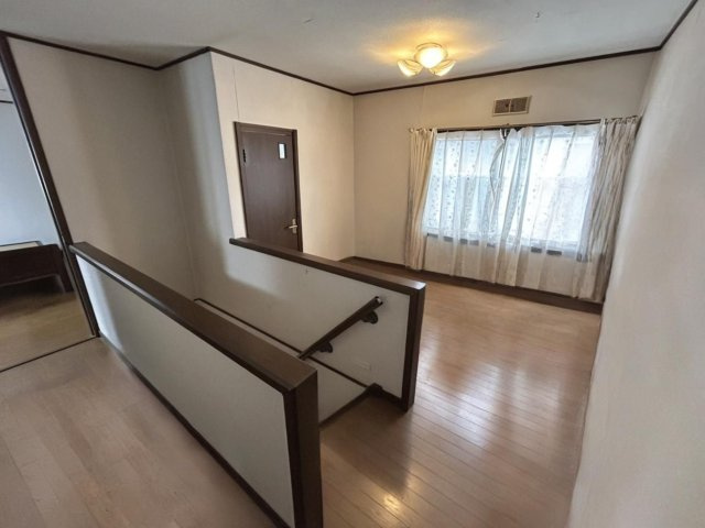 安佐北区亀山南3丁目　土地建物の内装|階段を上がった先には明るいホールスペースが広がり家族の動線がスムーズになる造りです。窓から光が差し込