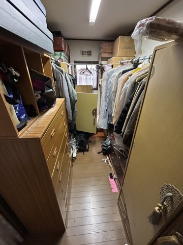 安佐北区亀山南3丁目　土地建物の内装|衣類や小物をたっぷり収納できる広さのあるクローゼットです。ハンガー収納と棚収納を組み合わせて使えるた