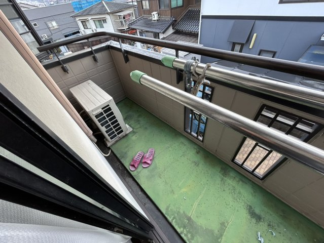 安佐北区亀山南3丁目　土地建物のバルコニー|外に面したバルコニーは洗濯物や布団干しに便利で日々の家事をスムーズにしてくれる実用的なスペースです。