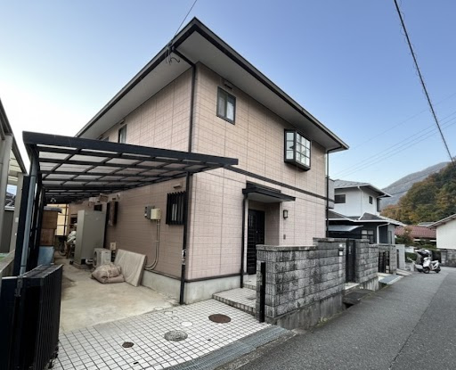 安佐北区亀山南3丁目　土地建物の外観|落ち着いた色合いの外壁が特徴の戸建住宅で道路側からの視認性も良く整った住環境に調和した佇まいです。カ