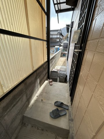 安佐北区亀山南3丁目　土地建物のその他|キッチン横には便利な勝手口が設けられており、ゴミ出しや荷物の搬入がスムーズに行える実用的な動線です。