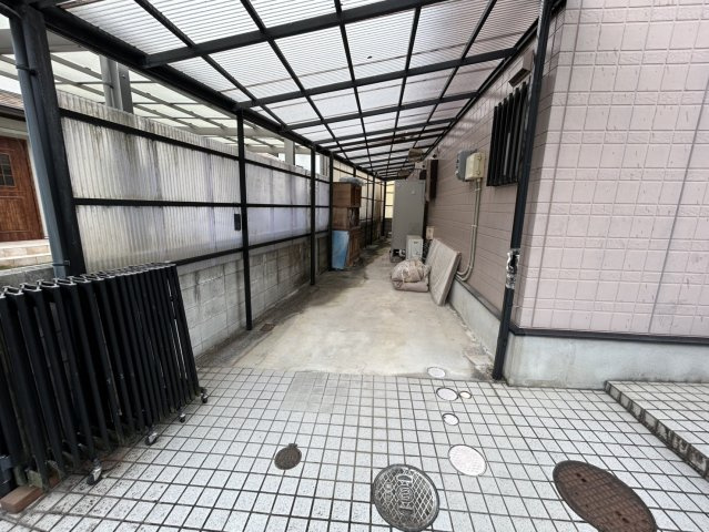 安佐北区亀山南3丁目　土地建物の駐車場|屋根付きのカーポートは、雨天時でも濡れずに車の乗り降りができる便利な設備です。道路からそのままスムー