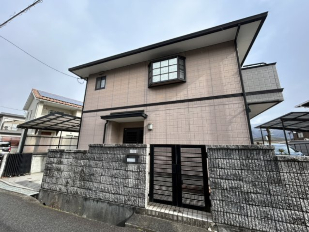 安佐北区亀山南3丁目　土地建物の外観|落ち着いた色合いの外壁と重厚感のある門扉が調和した上品な門構えです。道路側からの視線を適度に遮りつつ