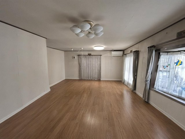 安佐北区亀山南3丁目　土地建物の居間・リビング|22帖のゆとりあるリビングは、家族が自然と集まる広々空間。大きな窓から光が入り込み、明るく開放的な雰