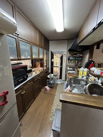 安佐北区亀山南3丁目　土地建物のキッチン|壁付タイプのキッチンは動線がスムーズで調理や片付けがしやすい造りです。収納も上部・下部にしっかり確保