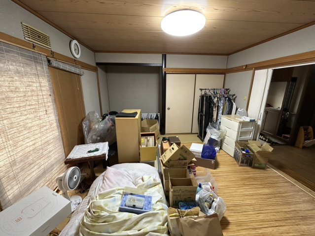 安佐北区亀山南3丁目　土地建物の和室|落ち着きある雰囲気の和室は客間としても日常のくつろぎスペースとしても多目的に使える一部屋です。押入が