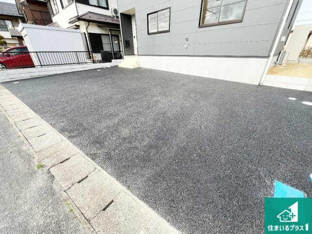 甲賀市甲南町葛木　第1期　新築一戸建ての駐車場|並列2台駐車可能！ゆとりの駐車スペースで車庫入れもスムーズ！
