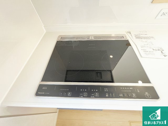 甲賀市甲南町葛木　第1期　新築一戸建ての設備|火を使わないので、安心なＩＨコンロ！でこぼこが無い構造なので、掃除もしやすく清潔に保てます！