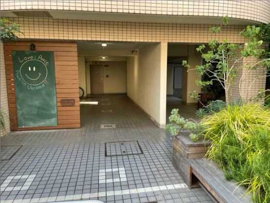 リフィオ三軒茶屋　ネット0　宅配BOX　カウンターキッチンのエントランス