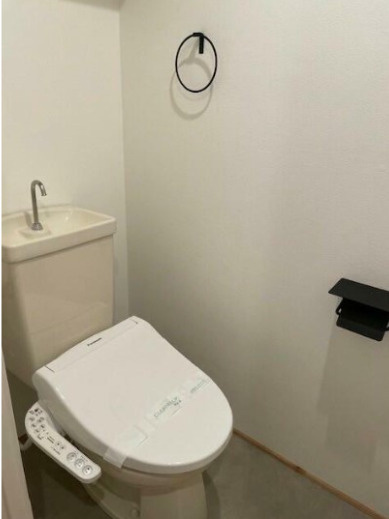 リフィオ三軒茶屋　ネット0　宅配BOX　カウンターキッチンのトイレ