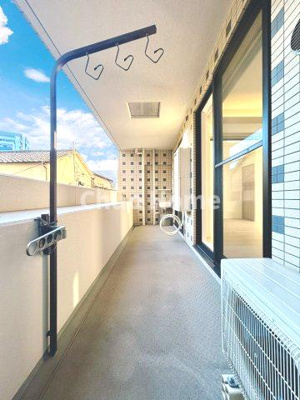 【バルコニー】 | クレアトール亀戸 | 【バルコニー】幅もあって、奥行きもあるゆとりのバルコニー。洗濯物を干したり乾かしたりだけでなく、ただ出てみるだけでも気持ちいいですよ。