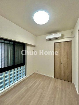 【寝室】 | クレアトール亀戸 | 【寝室】心と体をゆったりと安らげる主寝室。寝室のゆとりが大きい分だけ、暮らしの安らぎは深まります。一日の疲れを癒すだけでなく、ご夫婦の親密な語らいを紡ぎ出します