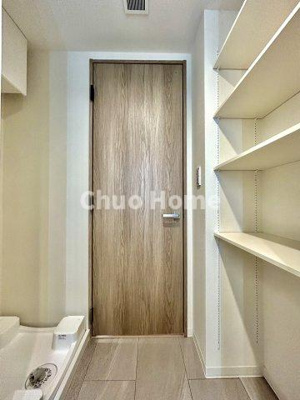 【ランドリースペース】 | クレアトール亀戸 | 【ランドリースペース】担当者がスケールを持ち歩いておりますので、ご見学時には現在お使いの洗濯機などがきちんと収まるかなどもチェックして下さい。見学前に測っておくと非常に便利だと思います。