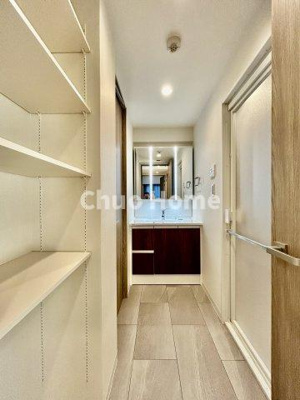 【脱衣所】 | クレアトール亀戸 | 【洗面所】明るい洗面所は朝をすっきりさせてくれる空間です。バタバタしている忙しい朝でも収納が多い洗面台では短い時間で効率良く支度ができます。