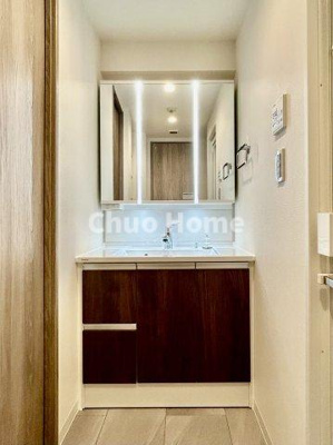 【独立洗面台】 | クレアトール亀戸 | 【洗面化粧台】洗面化粧台には三面鏡を採用。身だしなみを整えやすい事はもちろんですが、鏡の後ろに収納スペースを設ける事により、散らかりやすい洗面スペースをすっきりさせる事が出来るのも嬉しいですね