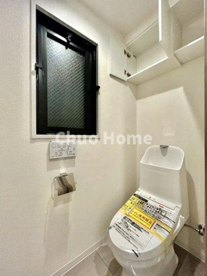 【トイレ】 | クレアトール亀戸 | 【トイレ】 収納スペースをしっかりと確保した温水洗浄便座機能付きトイレ。温水洗浄便座は清潔にお使いいただくための大切なアイテムです。