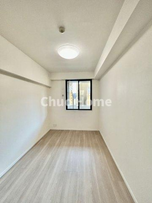 【洋室】 | クレアトール亀戸 | 【洋室】快適に過ごす条件は、一人ひとり違います。だからこそ飾り過ぎないシンプルな内装と偏り過ぎないデザインで統一しております。居住していく中でオーナー様だけの【マイホーム】に創り上げて下さい