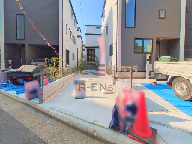 【外観】 | 練馬区大泉町４丁目　新築戸建て　２号棟 | 旗竿地でプライバシーも確保しやすく安心の立地