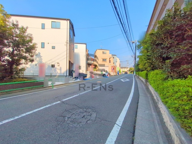 【前面道路含む現地写真】 | 練馬区大泉町４丁目　新築戸建て　２号棟 | 見通しのよい前面道路でお車も運転しやすく安心です