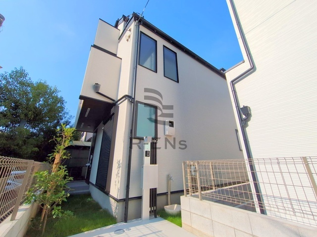 【外観】 | 練馬区大泉町４丁目　新築戸建て　４号棟 | 清潔感あふれる明るい外観が住まい全体に開放感と心地よさを演出