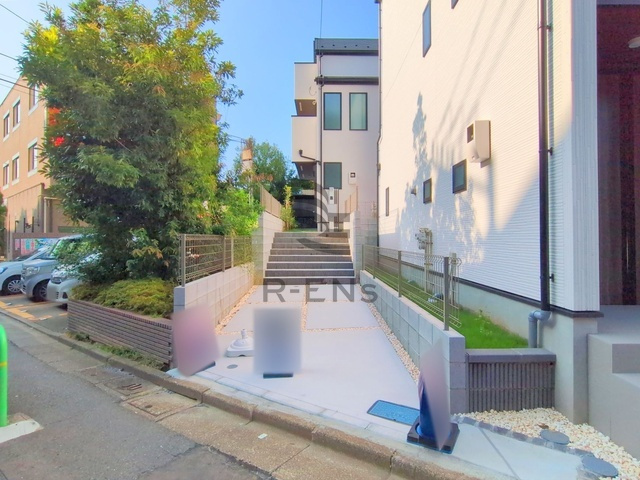 【外観】 | 練馬区大泉町４丁目　新築戸建て　４号棟 | 旗竿地でプライバシーも確保しやすく安心の立地