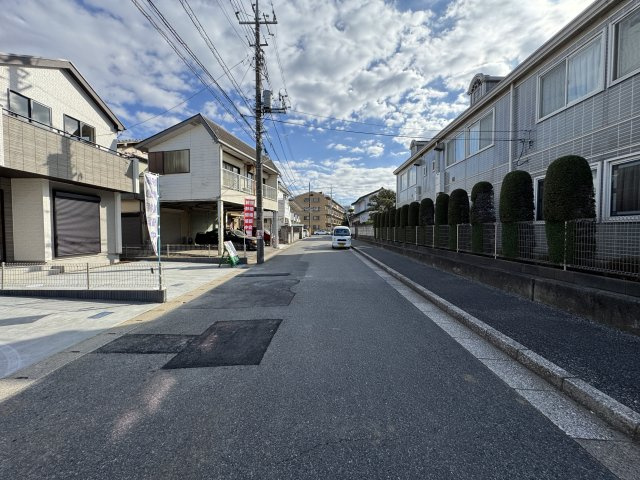 松戸市上本郷新築戸建（上本郷１番）の前面道路含む現地写真|南側前面道路・歩道部分もあり安心♪