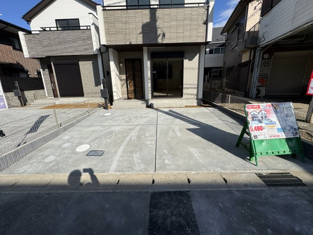 松戸市上本郷新築戸建（上本郷１番）の前面道路含む現地写真|B号棟駐車スペース・並列2台駐車可