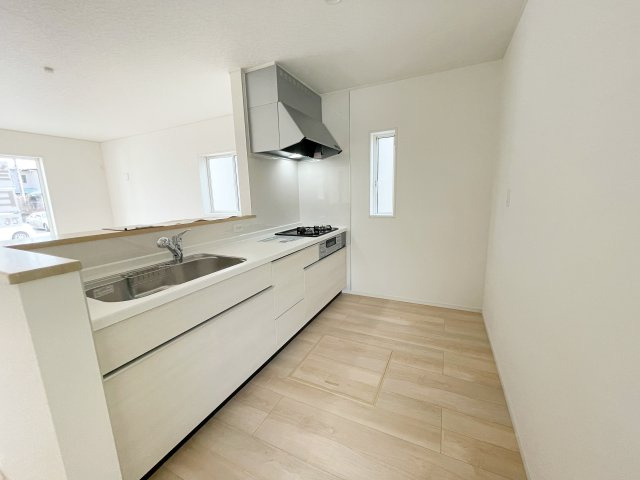 新築戸建・新築建売　いわき市小名浜南富岡第1　小名浜西小・小名浜第一中のキッチン|明るいホワイトトーンの対面式キッチンで、料理中もリビングの様子が見えて安心です♪