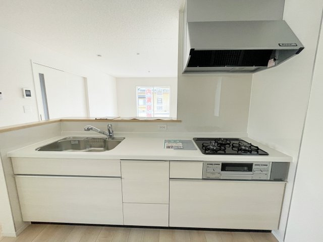 新築戸建・新築建売　いわき市小名浜南富岡第1　小名浜西小・小名浜第一中のキッチン|3口コンロなのでご飯を作りながらお弁当のおかずも作れて便利！