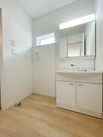新築戸建・新築建売　いわき市小名浜南富岡第1　小名浜西小・小名浜第一中の独立洗面台|三面鏡タイプの独立洗面台で、身だしなみチェックも収納力も◎洗面まわりもすっきり清潔に保てます！