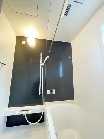 新築戸建・新築建売　いわき市小名浜南富岡第1　小名浜西小・小名浜第一中の浴室|自然光が入る小窓付きのバスルーム♪物干し竿＆浴室乾燥で天気に左右されません♪